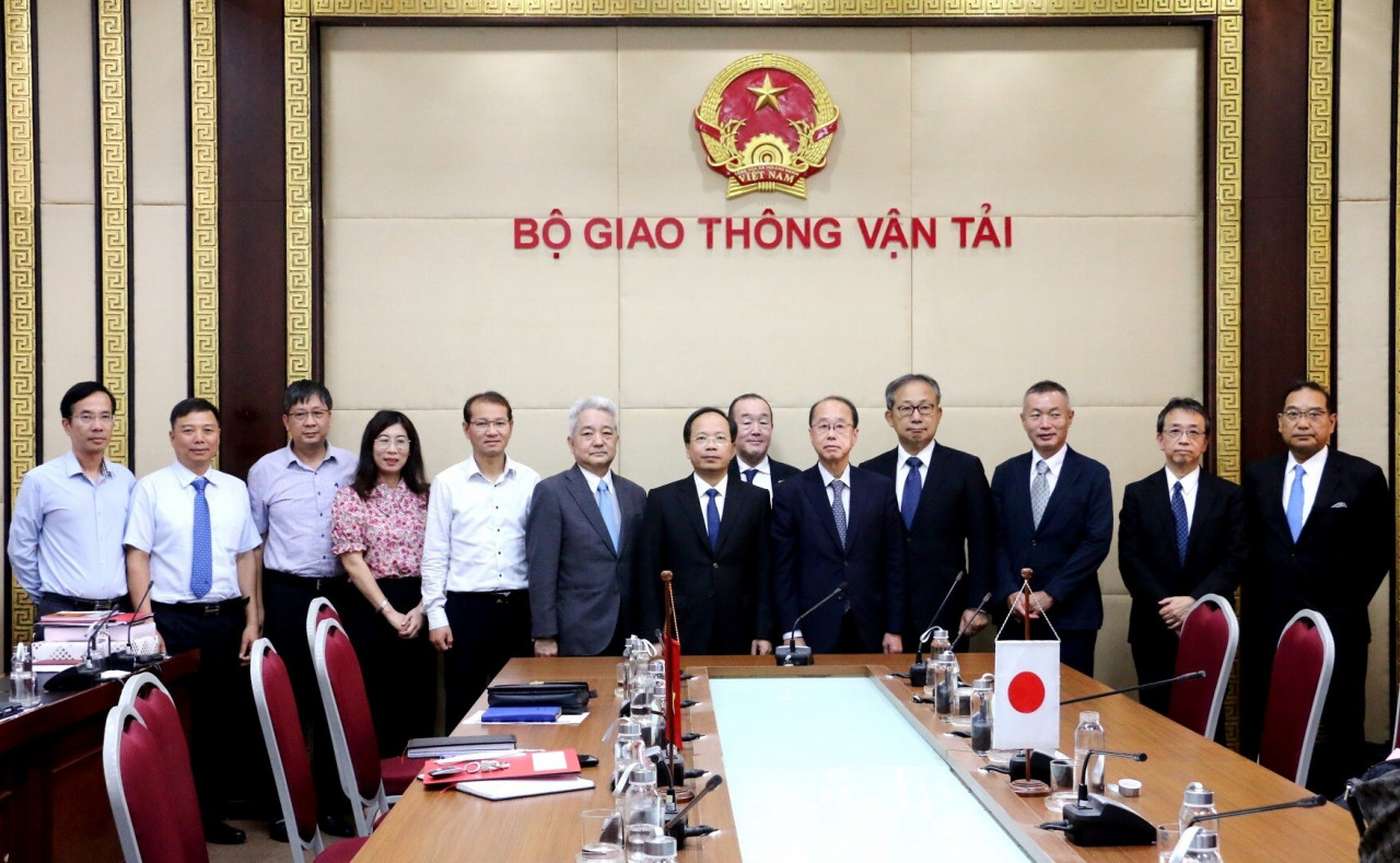 Deputy Minister of Transport Nguyen Duy Lam and former Assistant to the Prime Minister of Japan Izumi Hiroto agreed to strengthen cooperation between the two sides in investment and development of transport infrastructure.
